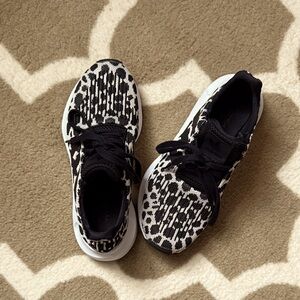 Adidas Women's swift run 1.0 sneakers sz 5M excellent condition